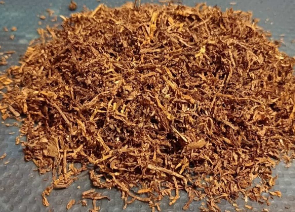 Close-up of finely cut rag tobacco blend
